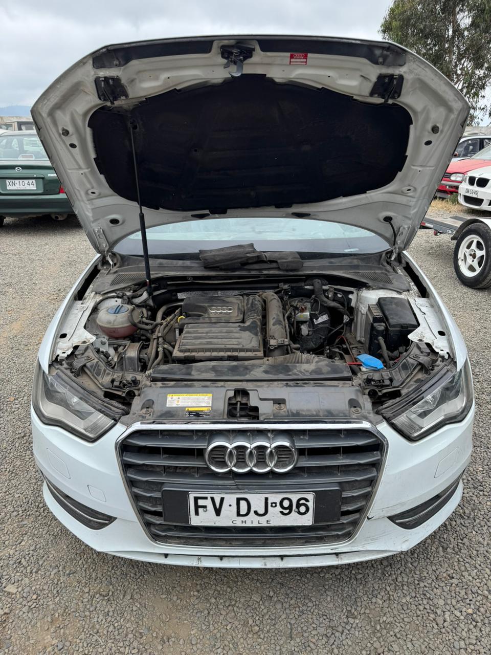 Frente del Audi A3 con el capó abierto