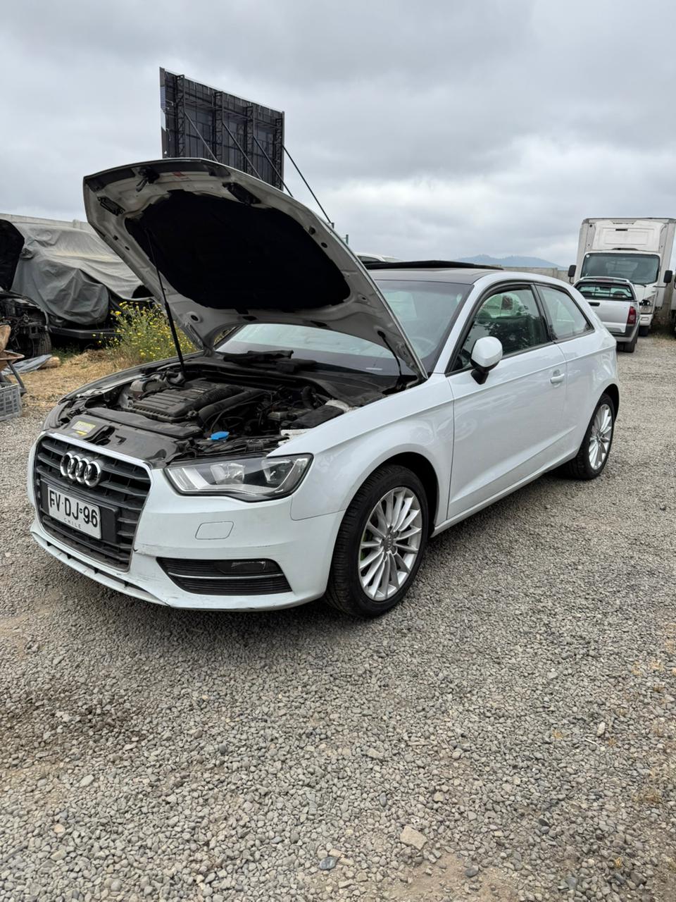 Audi A3 con el capó abierto, vista delantera tres cuartos