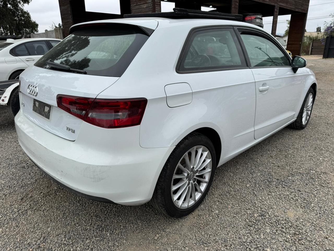 Audi A3 8V blanco, vista trasera tres cuartos izquierda