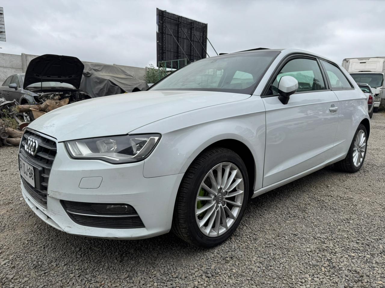 Audi A3 8V blanco de tres puertas en el patio de desarme, vista delantera tres cuartos