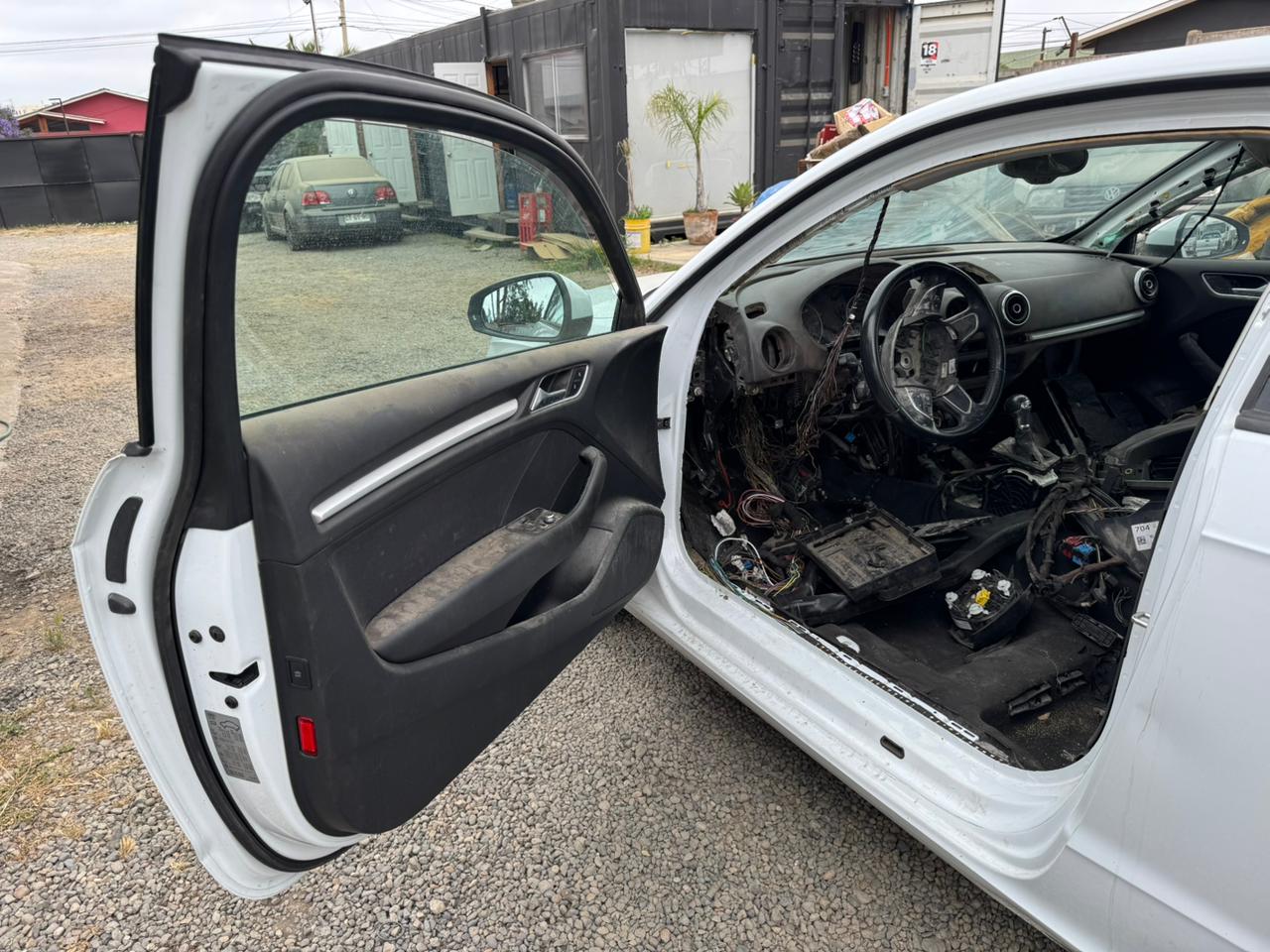 Puerta del conductor abierta, con el interior en desarme
