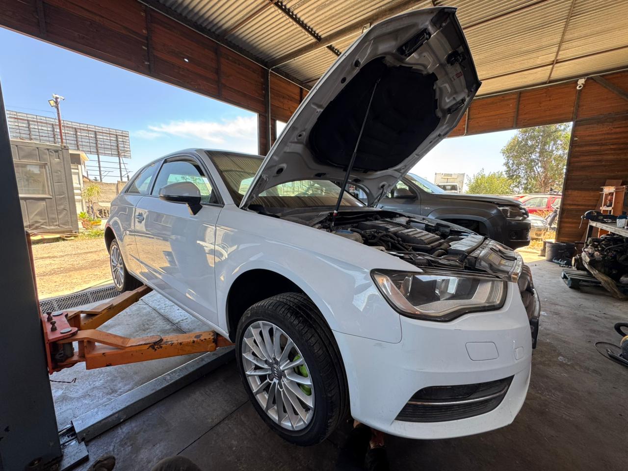 Audi A3 sobre gata en el taller, costado derecho