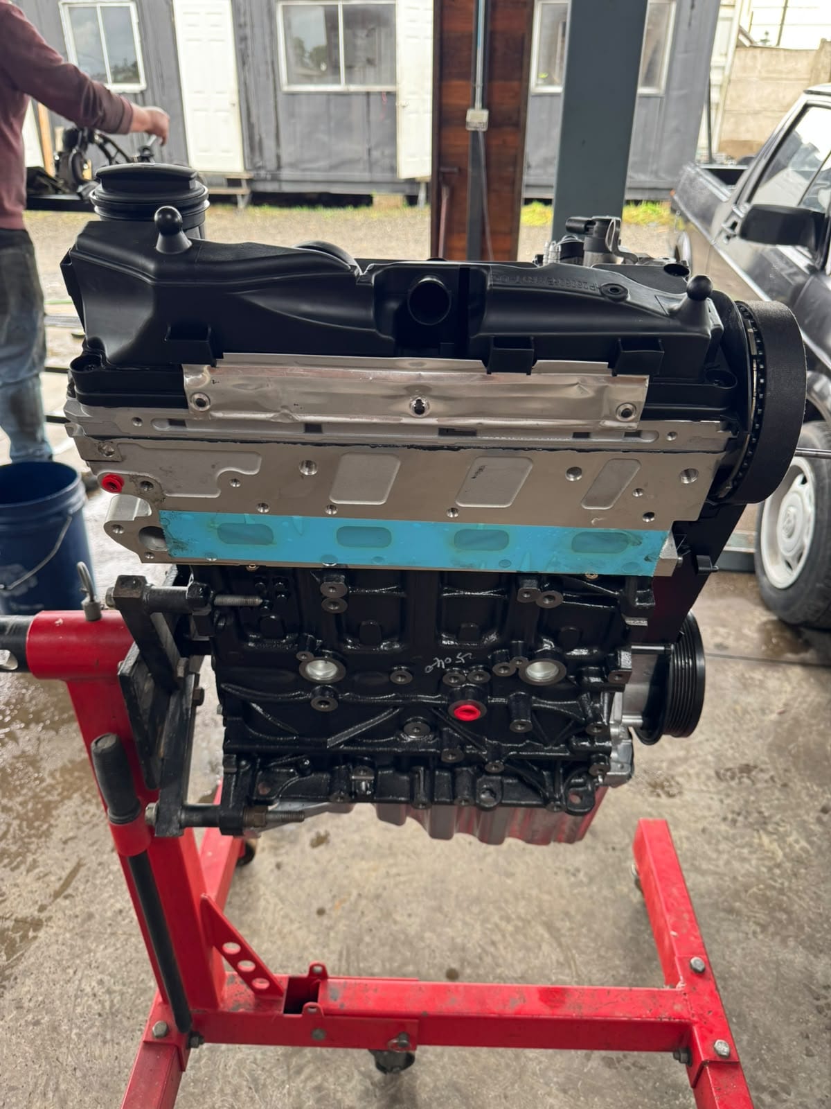 Motor 2.0 BiTDI nuevo montado en el banco rojo del taller
